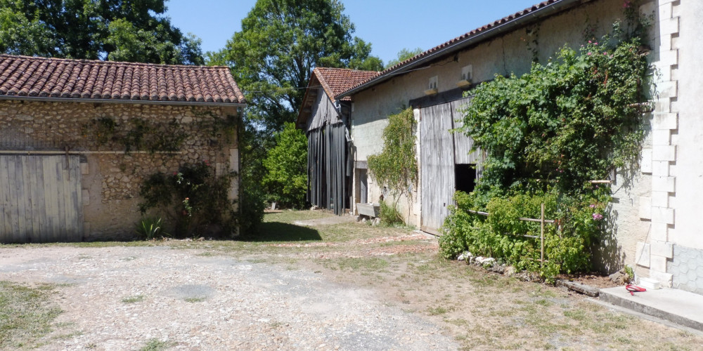 maison à DOUCHAPT (24350)