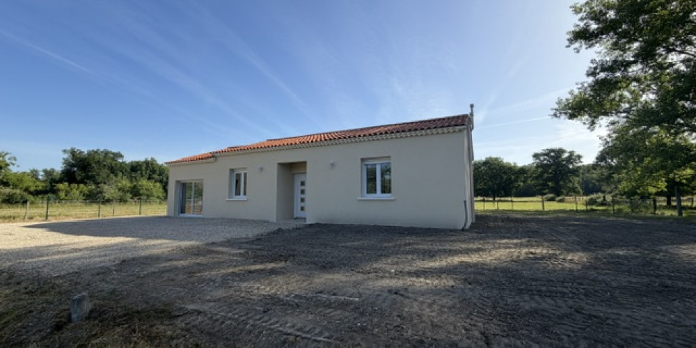 maison à LA ROCHE CHALAIS (24490)