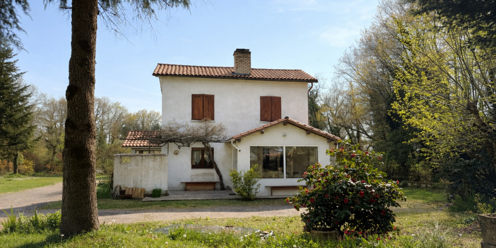 maison à LA ROCHE CHALAIS (24490)