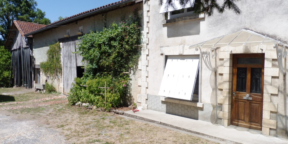 maison à DOUCHAPT (24350)