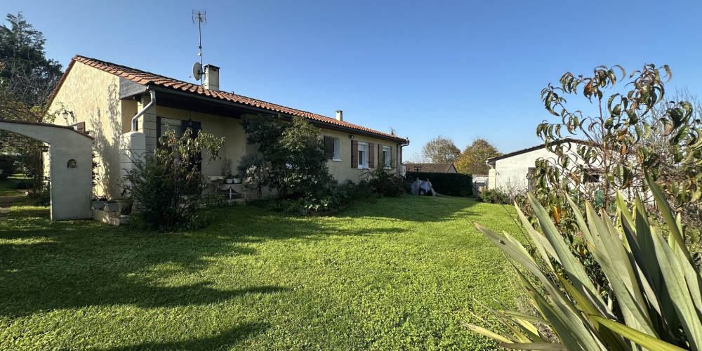maison à LA ROCHE CHALAIS (24490)