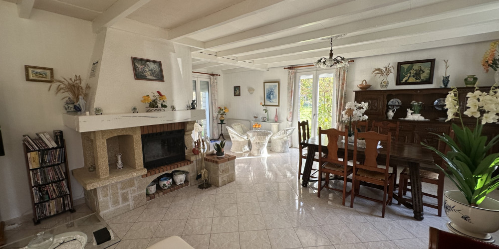 maison à LA ROCHE CHALAIS (24490)