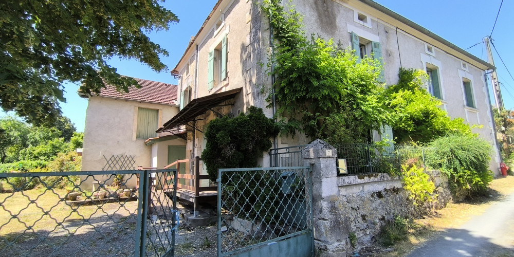 maison à GRAND BRASSAC (24350)