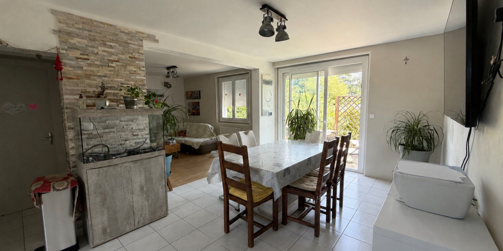maison à LA ROCHE CHALAIS (24490)